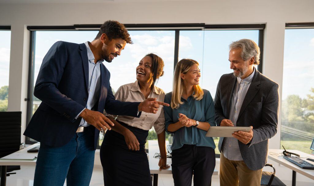 Ein Team freut sich über neue Mitarbeiter, Videomarketing im Recruiting hilf Menschen zu erreichen