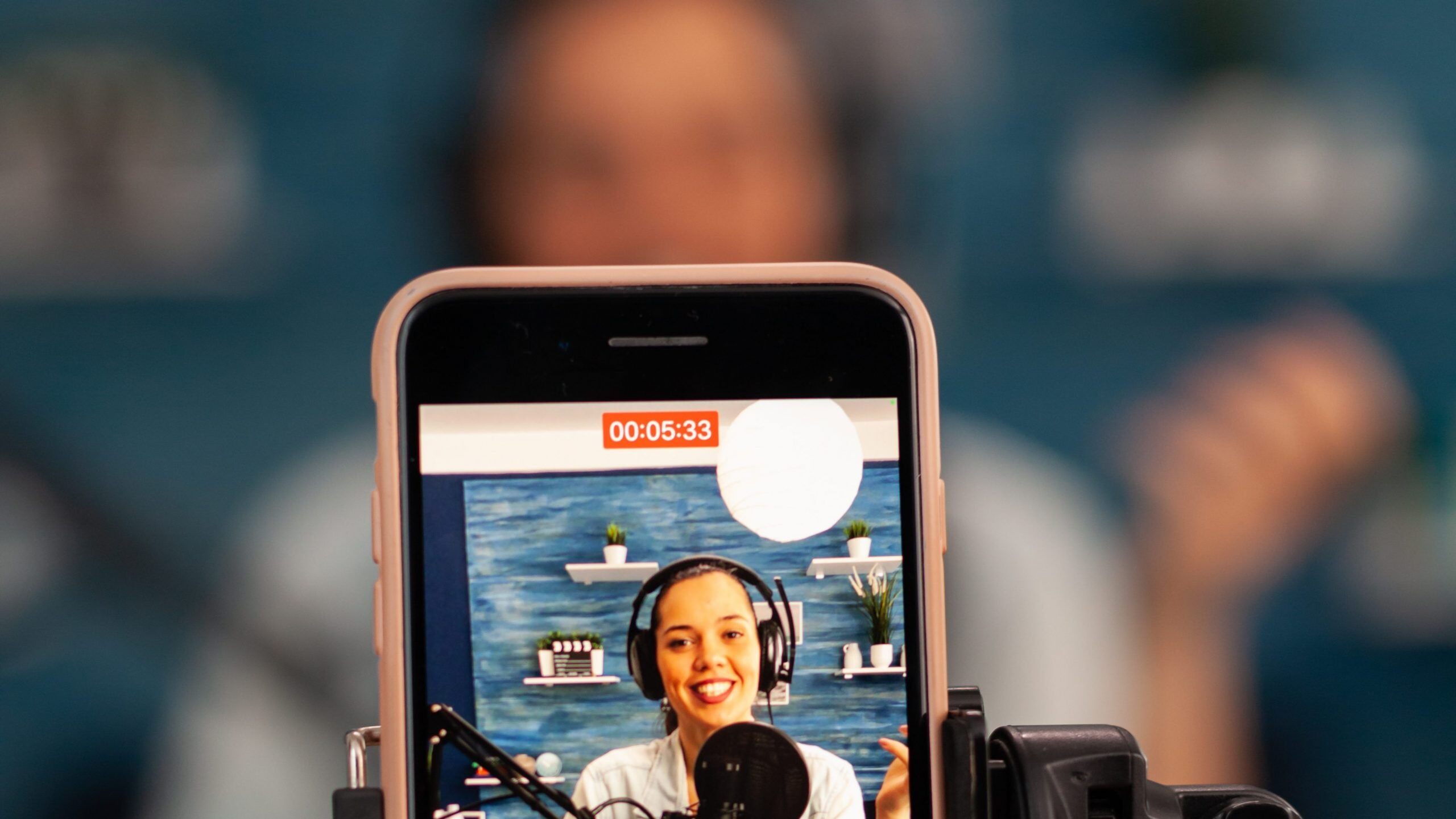 Eine Frau nimmt Social Media Videos mit dem Smartphone auf