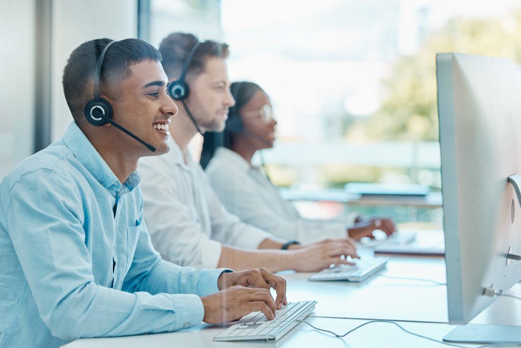 Vertriebsmitarbeiter in einem Call center - Mit einem CRM System und den passenden CRM Prozessen arbeitet ihr Team effizient und datengetrieben