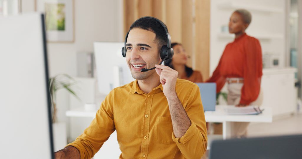 Ein Vertriebsmitarbeiter telefoniert: Bei der Leadgen via linkedin Sollten Sie in Betracht ziehen Marketing Qualified Leads zu generieren und diese im Nachhinein zu kontaktieren.