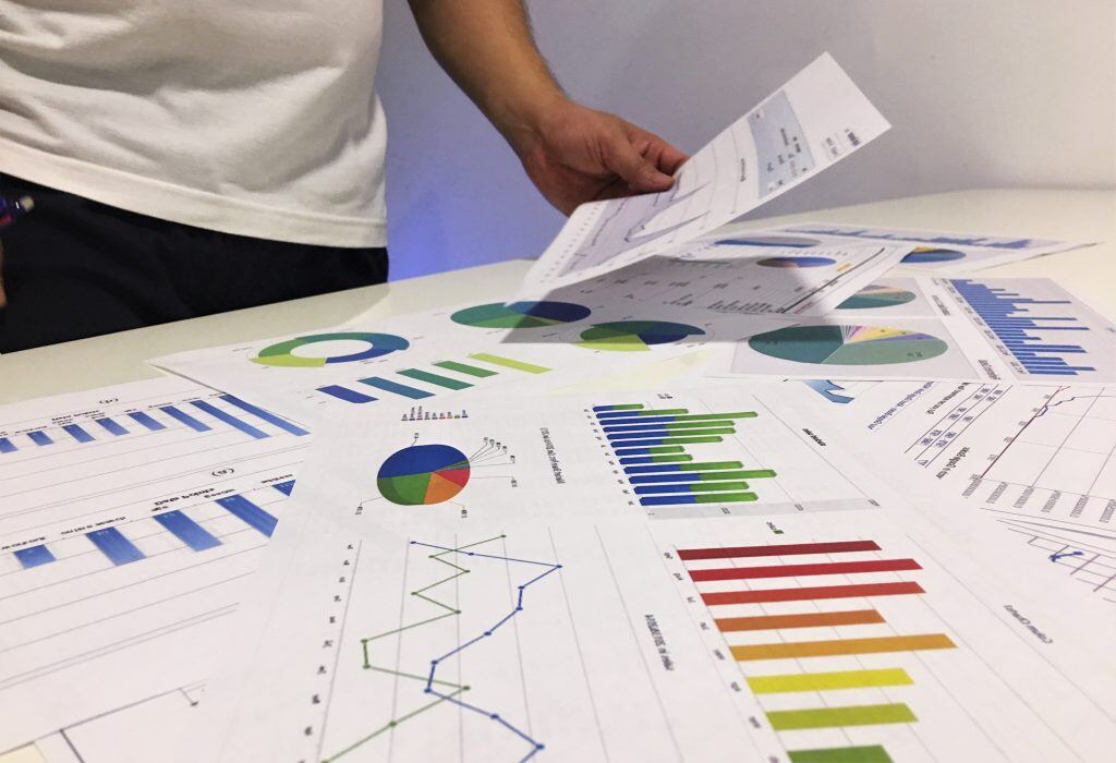 Marktanalyse Unterlagen auf einem Schreibtisch -  Legen Sie bei der Zusammenarbeit mit einer Marketingagentur unbedingt Smarte Ziele fest