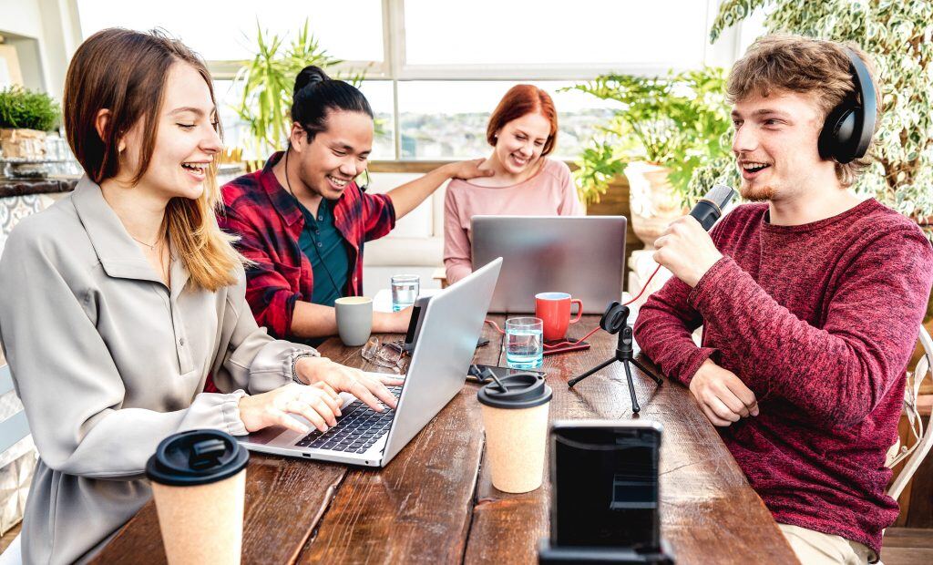 Junge Menschen erstellen Marketing Content - Nutzen Sie die gewonnenen Einblicke um Ihr organisches Marketing oder ihr Performancemarketing zu optimieren und laufen anzupassen 