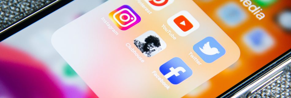 Ein Hand mit Social media Icons, Content Marketing fuer Unternehmen