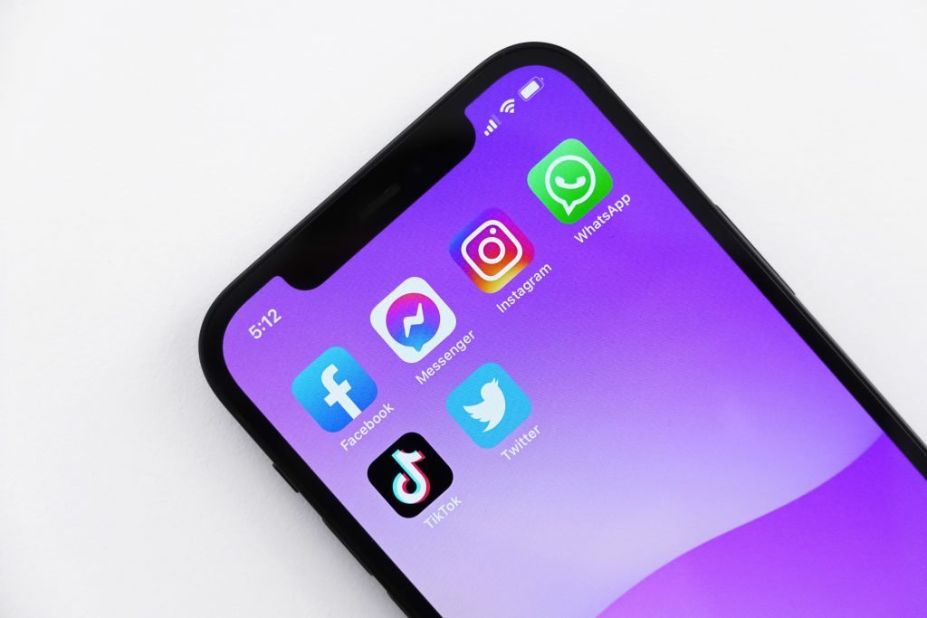 Ein Handy mit Social Media Icons - Mitarbeitergewinnung durch Social Recruiting ist keine Eintagsfliege