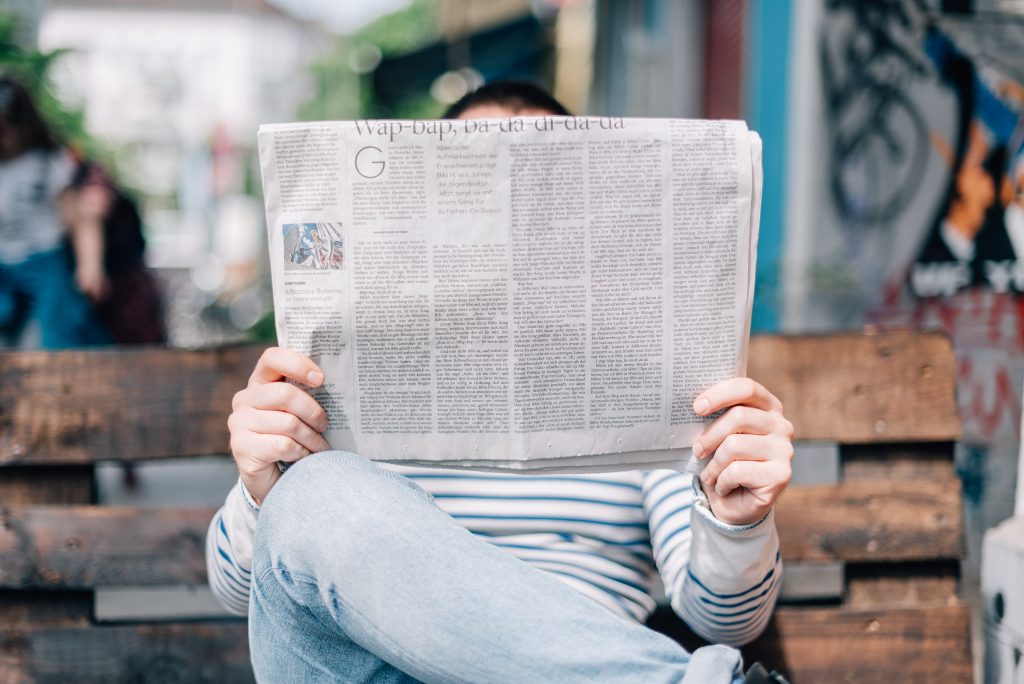 Ein Mann liest Zeitung - Auch Stellenanzeigen in Tageszeitungen können mit der richtigen Strategie und ergänzendem Social Recruiting gut funktionieren!