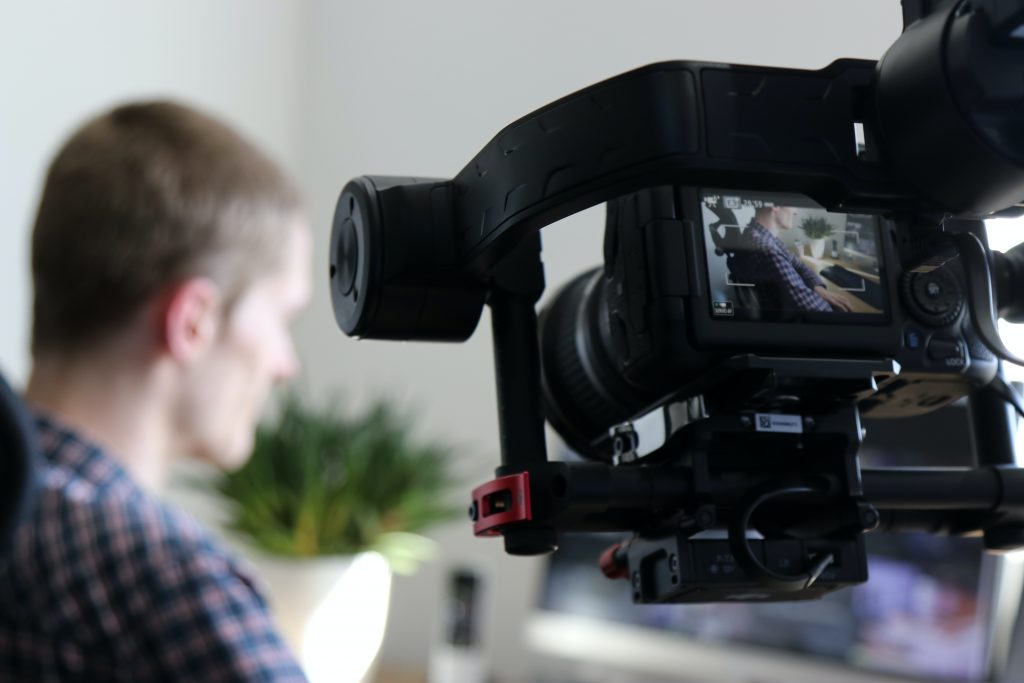 Ein Mann vor der Kamera - Videomarketing im Bereich Recruiting lässt sich hervorragen durch Mitarbeitertestimonials und Videos zum Employer Branding umsetzen