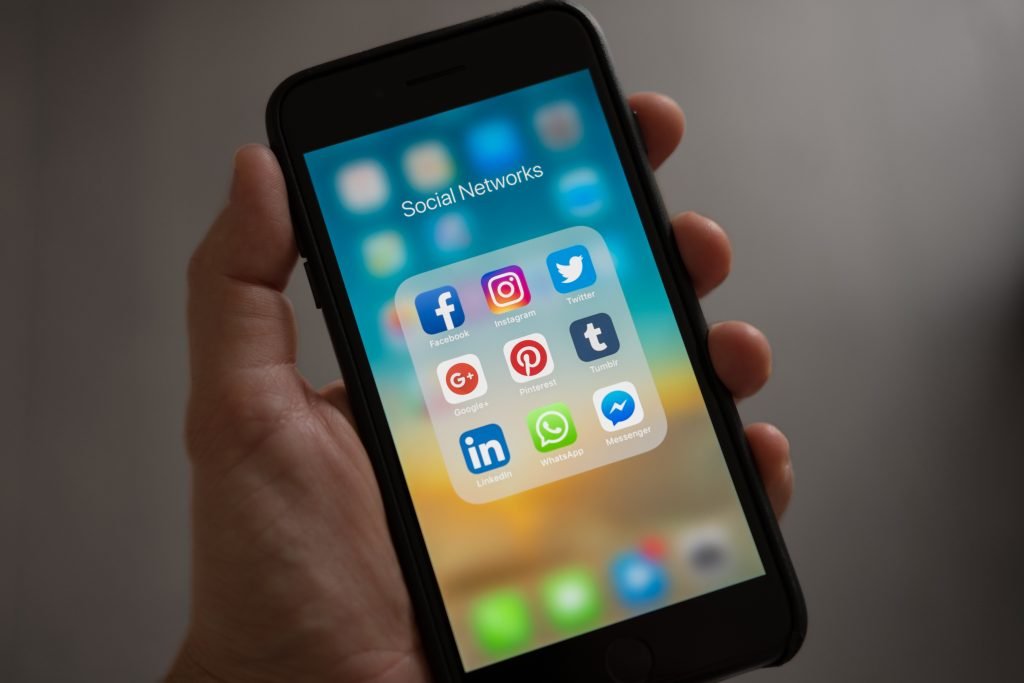 Ein Handy mit Social Media Icons - Social Media Recruiting über Instagram Facebook YouTube oder TikTok