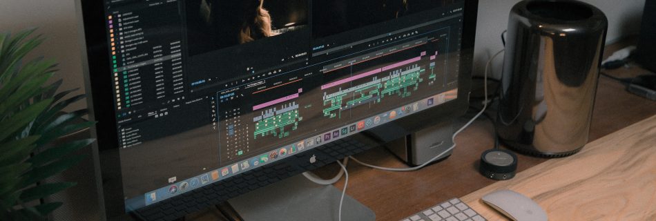 Videoproduktion für Social Media - Ein Computer mit einem Schnittprogramm
