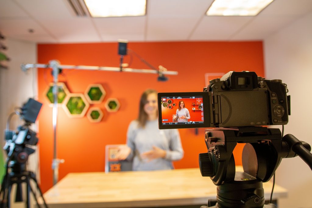 Bewegtbild Marketing für Social Media kann von jedem Unternehmen umgesetzt werden - Eine Frau erklärt etwas vor der Kamera in einem Videostudio