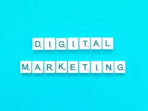 Schriftzu mit Digital Marketing - Mit diesen 7 Tipps wird die Zusammenarbeit mit Ihrer Marketingagentur ein Erfolg