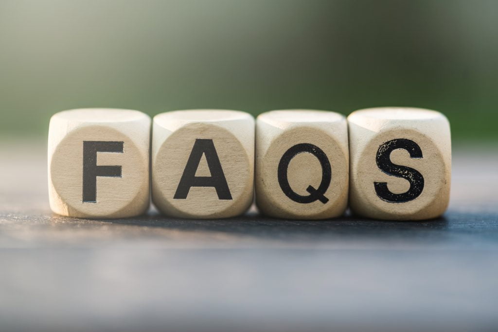 Holzwürfel mit der Aufschrift FAQ - häufige Fragen zu den 7 Tipps für die effektive Zusammenarbeit mit einer Marketingagentur